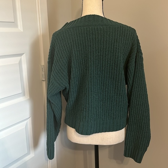 Green V Neck Cropped Sweater NWOT​ - Picture 3 of 4